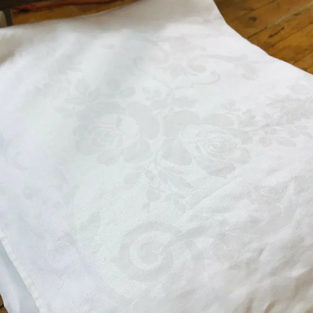 Tablecloth Floral Roses 50% Cotton/Linen 36” x 66”